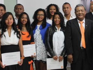 Orange School de Madagascar a pour but de former des jeunes professionnels afin de leur permettre de rejoindre le monde du travail.