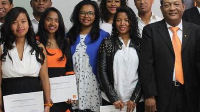 jeunes-orange-madagascar Orange School de Madagascar a pour but de former des jeunes professionnels afin de leur permettre de rejoindre le monde du travail.