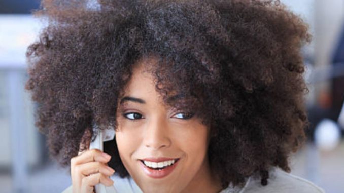 appels-telephoniques Discussion en ligne v/s appels téléphoniques : deux moyens permettant de communiquer avec les clients, mais le téléphone reste le canal le plus bénéfique.