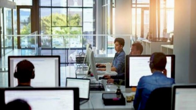 relation-client-extern L’externalisation est un moyen efficace qu’une entreprise peut adopter afin d’optimiser sa relation client, car cela comporte de nombreux avantages.