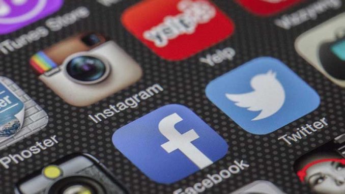 social-media Les réseaux sociaux sont très en vogue et de nombreuses entreprises les utilisent pour fidéliser leur clientèle. Découvrez comment vous pouvez en faire de même avec ces 5 stratégies.