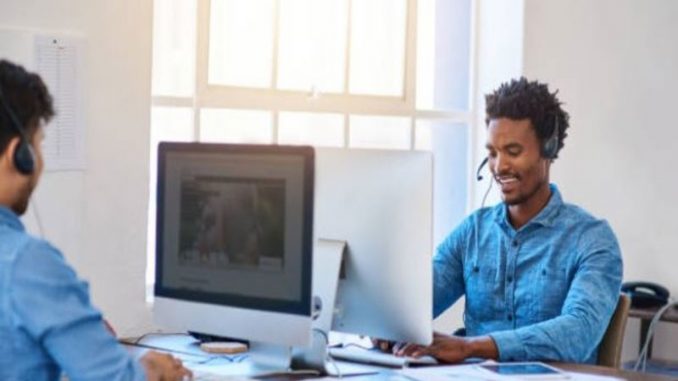 commercial Dirigez-vous vers un centre d’appel spécialiste en gestion de la relation client dans le secteur de l’automobile.