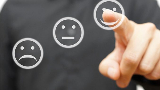 satisfaction-client Être attentif aux consommateurs, surtout s’ils communiquent avec vous via les réseaux sociaux, est une condition imparable pour atteindre la satisfaction client